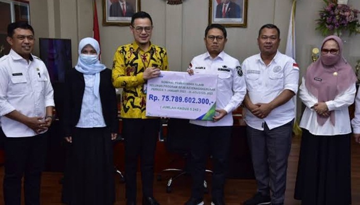 Penjagub Hamka Hendra Noer saat menerima audiensi BPJS-TK Provinsi Gorontalo, yang melaporkan pembayaran klaim jaminan kepada pesertanya, Rabu (31/8/2022). (Foto : Kominfo)