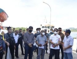 Penjagub Gorontalo, Hamka Hendra Noer saat meninjau aktivitas penumpang di Pelabuhan Kwandang, Kabupaten Gorontalo Utara, Sabtu (16/7/2022). (Foto: Istimewa)