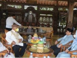 Penjabat Gubernur Gorontalo Hamka Hendra Noer saat berlebaran Idul Adha ke kediaman Rusli Habibie, Ahad (10/7/2022). (Foto: Istimewa)