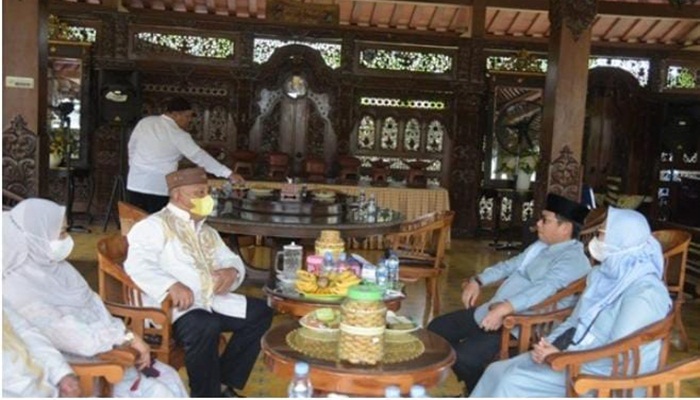 Penjabat Gubernur Gorontalo Hamka Hendra Noer saat berlebaran Idul Adha ke kediaman Rusli Habibie, Ahad (10/7/2022). (Foto: Istimewa)