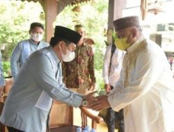 Penjagub Gorontalo, Hamka Hendra Noer bersama keluarga saat berkunjung di kediaman mantan Gubernur Gorontalo, Rusli Habibie, Ahad (10/7/2022). (Foto: Istimewa)