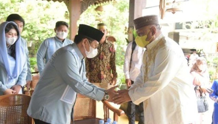 Penjagub Gorontalo, Hamka Hendra Noer bersama keluarga saat berkunjung di kediaman mantan Gubernur Gorontalo, Rusli Habibie, Ahad (10/7/2022). (Foto: Istimewa)