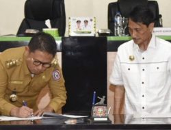 Penjagub Gorontalo, Hamka Hendra Noer menandatangani dokumen serah terima terminal Limboto di Kantor Bupati Gorontalo, Senin (15/8/2022). (Foto: Ist/Humas)