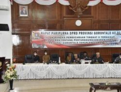 Penjagub Gorontalo, Hamka Hendra Noer dalam sidang Paripurna DPRD terkait pertanggungjawaban pelaksanaan APBD Provinsi Gorontalo Tahun Anggaran 2021, Senin (11/7/2021). (Foto: Istimewa)