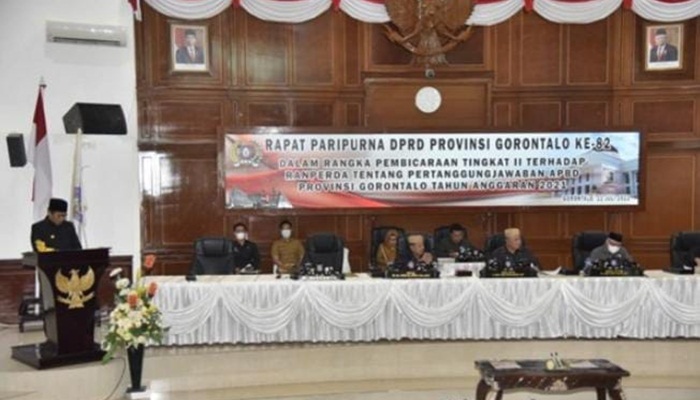 Penjagub Gorontalo, Hamka Hendra Noer dalam sidang Paripurna DPRD terkait pertanggungjawaban pelaksanaan APBD Provinsi Gorontalo Tahun Anggaran 2021, Senin (11/7/2021). (Foto: Istimewa)