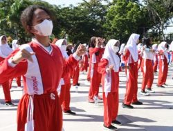 Botu 26 Sejumlah pelajar mengikuti SKJ bersama Menpora Zainudin Amali di Lapangan Damhil UNG, Jumat (16/9/2022). (Foto : Ist/Haris)