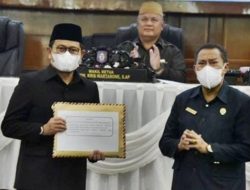 Penjagub Gorontalo, Hamka Hendra Noer saat menyerahkan dokumen Dua Ranperda usulan Gubernur Gorontalo kepada Ketua DPRD Provinsi Gorontalo Paris RA Jusuf pada Rapat Paripurna DPRD Provinsi Gorontalo, Senin (11/7/2022). (Foto: Istimewa)