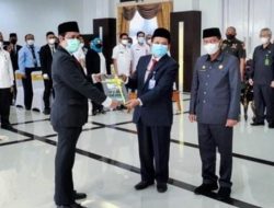 Penyerahan buku memori jabatan dari Kepala Perwakilan BPKP Provinsi Gorontalo yang lama kepada yang baru pada acara pengukuhan Kepala BPKP yang digelar di aula Rumah Jabatan Gubernur Gorontalo, Rabu (13/7/2022). (Foto: Istimewa)