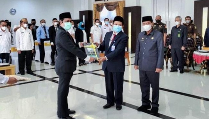 Penyerahan buku memori jabatan dari Kepala Perwakilan BPKP Provinsi Gorontalo yang lama kepada yang baru pada acara pengukuhan Kepala BPKP yang digelar di aula Rumah Jabatan Gubernur Gorontalo, Rabu (13/7/2022). (Foto: Istimewa)