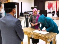 Penandatanganan serah terima jabatan Ketua TP-PKK Provinsi Gorontalo disaksikan Penjabat Gubernur Hamka Noer di Aula Rudis Gubernur, Jumat (12/8/2022). (Foto: Istimewa)