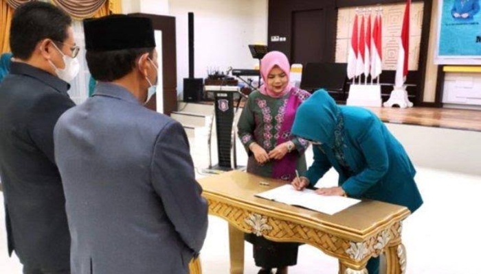 Penandatanganan serah terima jabatan Ketua TP-PKK Provinsi Gorontalo disaksikan Penjabat Gubernur Hamka Noer di Aula Rudis Gubernur, Jumat (12/8/2022). (Foto: Istimewa)