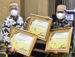 Hamka Hendra Noer saat menerima penghargaan BKN Award 2022 dari Kepala BKN pusat di Ballroom Hotel Aston Gorontalo, Jumat (12/8/2022). (Foto : Ist)