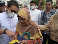 Penjagub Gorontalo, Hamka Hendra Noer didampingi Gamaria Monoarfa saat berbincang dengan salah satu pembeli di pasar murah yang dilaksanakan di halaman Kantor Diskoperindag Provinsi Gorontalo, Jumat (8/7/2022). (Foto: Istimewa)