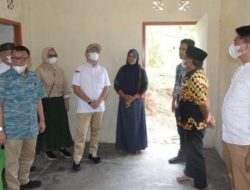 Penjabat Gubernur Gorontalo, Hamka Hendra Noer saat mengunjungi rumah Silvana Lamanda di Desa Balayo, Kecamatan Patilanggio, Kabupaten Pohuwato (8/7/2022). (Foto: Istimewa)