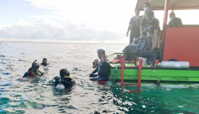 Wakil Menteri Lingkungan Hidup dan Kehutanan (LHK) Alue Dohong saat menikmati keindahan bawah laut Olele, Kamis (28/7/2022). (Foto: Istimewa)