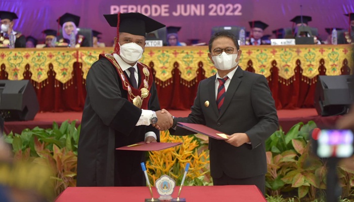 Penjabat Gubernur Gorontalo, Hamka Hendra Noer bersama Rektor UNG, Eduart Wolok usai Penandatanganan MOU terkait pengembangan kawasan khususnya wilayah teluk tomini. (Foto: Istimewa)