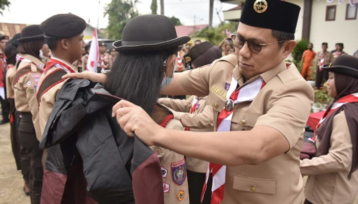 Penjagub Gorontalo, Hamka Hendra Noer saat melepas kontingen Jamnas ke-XI Cibubur di halaman Kwarda, Ahad (7/8/2022). (Foto: Ist)