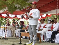 Sebelum melepas peserta jalan sehat, Penjagub Gorontalo, Hamka Hendra Noer didaulat untuk memberikan sambutan, Ahad (7/8/2022). (Foto : Ist)