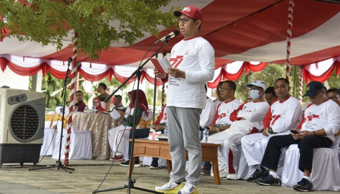 Sebelum melepas peserta jalan sehat, Penjagub Gorontalo, Hamka Hendra Noer didaulat untuk memberikan sambutan, Ahad (7/8/2022). (Foto : Ist)