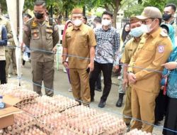 Penjagub Gorontalo, Hamka Hendra Noer didampingi Penjabat Ketua TP PKK Provinsi Gorontalo, Gamaria Purnamawati Monoarfa saat meninjau stan pasar murah di Kecamatan Telaga, Kabupaten Gorontalo, Senin (4/7/2022). (Foto: Istimewa)