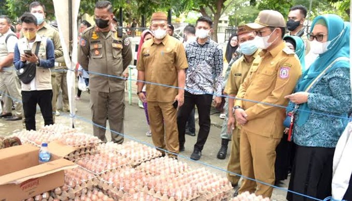 Penjagub Gorontalo, Hamka Hendra Noer didampingi Penjabat Ketua TP PKK Provinsi Gorontalo, Gamaria Purnamawati Monoarfa saat meninjau stan pasar murah di Kecamatan Telaga, Kabupaten Gorontalo, Senin (4/7/2022). (Foto: Istimewa)