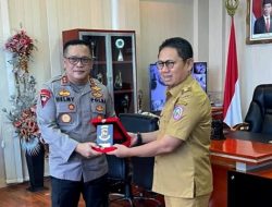 Penjagub Gorontalo, Hamka Hendra Noer ketika menerima plakat Polda Gorontalo yang diserahkan Kapolda Gorontalo, Irjen Pol Helmy Santika. (Foto : Istimewa)