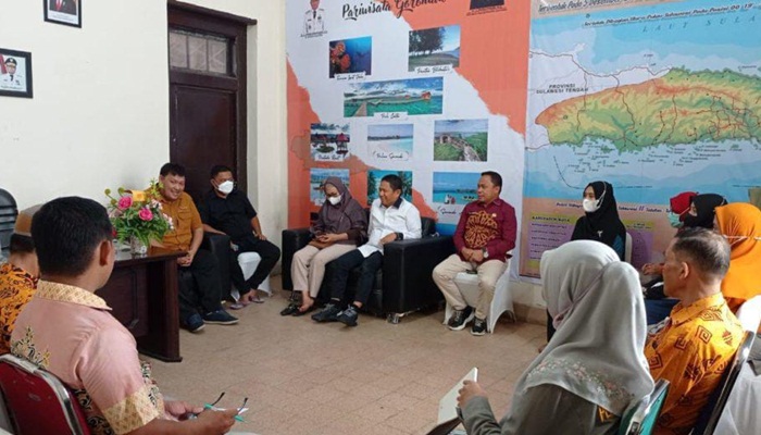 Penjabat Gubernur Gorontalo, Hamka Hendra Noer saat berkunjung ke Kantor Badan Penghubung Gorontalo di Makassar, Jumat (5/8/2022). (Foto: Ist)