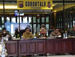 Penjagub Gorontalo, Hamka Hamka Hendra Noer tengah memimpin rapat Forkopimda persiapan kunjungan kerja Menteri Dalam Negeri Tito Karnavian ke Gorontalo di Lobby Polda Gorontalo, Selasa (30/8/2022). (Foto: Istimewa)