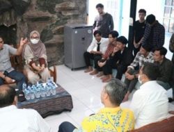 Penjagub Gorontalo, Hamka Hendra Noer bersama Mahasiswa Gorontalo yang ada di Malang, Jawa Timur, Jumat (29/7/2022). (Foto: Istimewa)