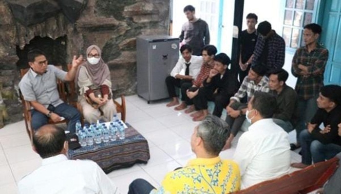 Penjagub Gorontalo, Hamka Hendra Noer bersama Mahasiswa Gorontalo yang ada di Malang, Jawa Timur, Jumat (29/7/2022). (Foto: Istimewa)