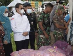 Penjagub Gorontalo, Hamka Hendra Noer didampingi istri drg. Gamaria Monoarfa saat meninjau pasar murah yang dilaksanakan oleh Dinas Kumperindag Provinsi Gorontalo di Kecamatan Pulubala, Kabupaten Gorontalo, Selasa (5/7/2022). (Foto: Istimewa)