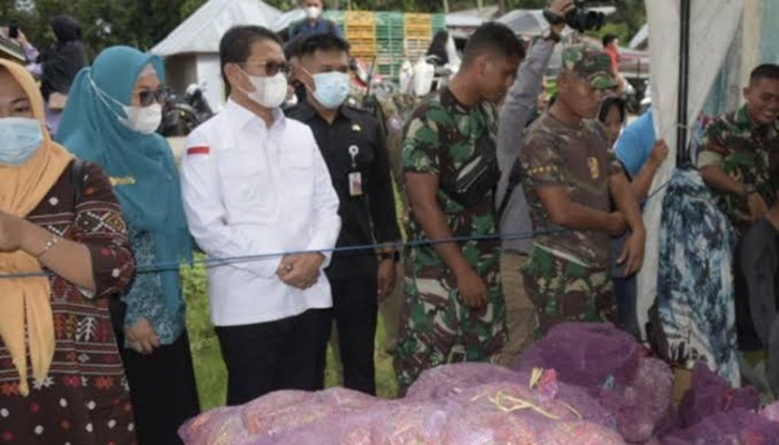 Penjagub Gorontalo, Hamka Hendra Noer didampingi istri drg. Gamaria Monoarfa saat meninjau pasar murah yang dilaksanakan oleh Dinas Kumperindag Provinsi Gorontalo di Kecamatan Pulubala, Kabupaten Gorontalo, Selasa (5/7/2022). (Foto: Istimewa)