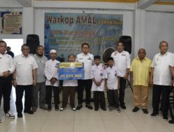 Penjagub Gorontalo, Hamka Hendra Noer didampingi pimpinan OPD dan pemilik Warkop Amal bersama anak anak pondok pesantren Al-Islam di Warkop Amal, Rabu (3/8/2022). (Foto: Istimewa)