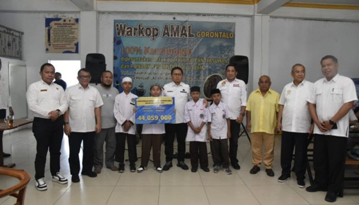 Penjagub Gorontalo, Hamka Hendra Noer didampingi pimpinan OPD dan pemilik Warkop Amal bersama anak anak pondok pesantren Al-Islam di Warkop Amal, Rabu (3/8/2022). (Foto: Istimewa)