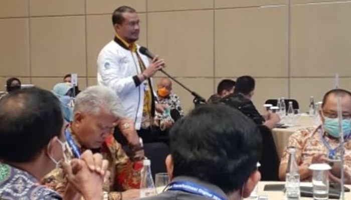 Kepala Diskominfotik Provinsi Gorontalo, Masran Rauf, tengah memperkenalkan produk Diskominfotik Provinsi Gorontalo berbasis digital pada Rakor Transformasi Digital Tahun 2022, Senin (29/8/2022). (Foto : Istimewa)