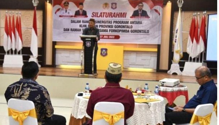 Asisten Bidang Pembangunan dan Ekonomi Provinsi Gorontalo, Sutan Rusdi saat memberikan sambutan pada kegiatan silaturahmi dengan Wamen LHK di aula rumah jabatan Gubernur Gorontalo, Rabu (27/7/2022). (Foto: Istimewa)