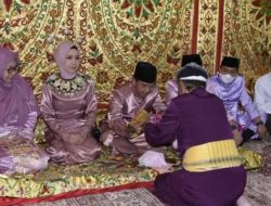 Suasana prosesi adat Modepito yang dijalani Sekda Provinsi Gorontalo, Darda Daraba yang telah memasuki usia pensiun, Senin (29/8/2022). (Foto : Istimewa)