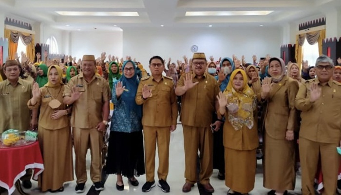 Foto bersama usai pembukaan seminar Awal Imunisasi Lengkap Anak Sehat kerja sama antara PKK Provinsi Gorontalo dengan Dinas Kesehatan, IDAI Gorontalo dan BKKBN Gorontalo, di Aula Rudis Gubernur, Senin (29/8/2022). (Foto: Istimewa/ Diskominfotik)