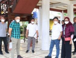 Penjagub Gorontalo, Hamka Hendra Noer didampingi istrinya, Gamaria Monoarfa saat meninjau langsung Anjungan Provinsi Gorontalo yang ada di kawasan TMII, Ahad (24/7/2022). (Foto: Istimewa)