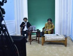 Penjagub Gorontalo Hamka Hendra Noer saat menjadi narasumber pada Dialog Pro Aspirasi dengan tema “Pembangunan Regional Gorontalo-Sulteng hadapi IKN”, Senin (29/8/2022) di ruang siar RRI Gorontalo. Dialog ini juga diikuti Wagub Sulteng. (Foto : Istimewa)