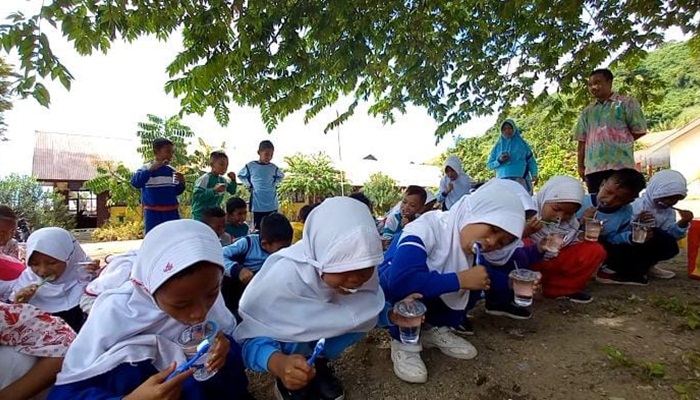 Gosok gigi massal yang digelar oleh pihak Puskesmas Dulupi. (Foto : Istimewa)