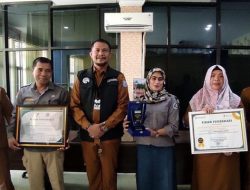 Botu 1 Kepala Diskominfotik Provinsi Gorontalo, Masran Rauf bersama jajaran tengah memperlihatkan berbagai penghargaan yang berhasil dicapai tahun 2022. (Foto : Ist)