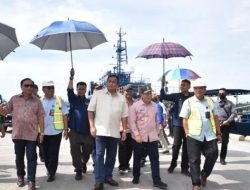 Botu 11 Wakil Ketua DPR RI Rachmat Gobel bersama Penjabat Sekretaris Daerah Provinsi Gorontalo Syukri Botutihe saat meninjau ekspor jagung ke Filipina di Pelabuhan Anggrek, Kabupaten Gorontalo Utara, Kamis (20/10/2022). (Foto:Ist/ Diskominfotik)