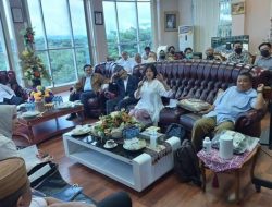Botu 13 Pengusaha asal Malaysia saat memaparkan perusahaan miliknya yang berencana merealisasikan investasi dalam pengembangan komoditi jagung dari Provinsi Gorontalo. Pemaparan ini disaksikan oleh Penjagub Gorontalo Hamka Hendra Noer di ruang kerja Kantor Gubernuran, Rabu (19/10/2022). (Foto: Ist)