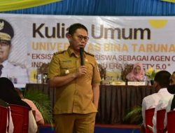 Penjabat Gubernur Gorontalo Hamka Hendra Noer saat didaulat menjadi pembicara pada kuliah umum Universitas Bina Taruna (Unbita) bertempat di halaman kampus, Selasa (20/9/2022).