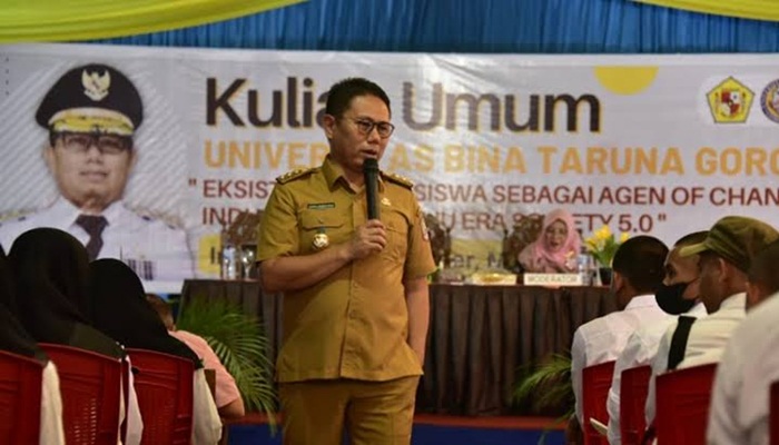 Penjabat Gubernur Gorontalo Hamka Hendra Noer saat didaulat menjadi pembicara pada kuliah umum Universitas Bina Taruna (Unbita) bertempat di halaman kampus, Selasa (20/9/2022).