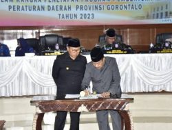 Penjabat Gubernur Gorontalo Hamka Hendra Noer dan Ketua Deprov Gorontalo ketika menandatangani Penetapan Program Pembentukan Peraturan Daerah Provinsi Gorontalo Tahun 2023, di ruang sidang DPRD, Senin (19/9/2022). (Foto: Ist/ Diskominfotik)