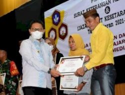 Penjagub Hamka Hendra Noer saat menyerahkan ijazah kepada perwakilan warga putus sekolah yang berhasil menyelesaikan belajar mengajar pada Pusat Kegiatan Belajar Mengajar (PKBM) Sweet Media berupa ijazah paket a b c, Sabtu (15/10/2022). (Foto: Ist/Diskominfotik)
