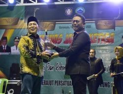 Penyerahan piala bergilir festival budaya Jaton ke 16 dari Kontingen dari Tondano, Sulawesi Utara diserahkan kepada Penjagub Hamka Hendra Noer, saat pembukaan Munas KKJI ketiga yang dilaksanakan di Kampung Jawa Yosonegoro, Kecamatan Limboto, Kabupaten Gorontalo, Jumat malam (14/10/2022). (Foto:Ist/Diskominfotik)