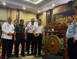 Botu 18 Asisten II Setda Pemprov Gorontalo, Sutan Rusdi ketika memukul gong tanda dibukanya kegiatan sosialisasi keimigrasian dengan tema sinergitas antar instansi dalam percepatan pelayanan keimigrasian, Rabu (26/10). (Foto: Ist)